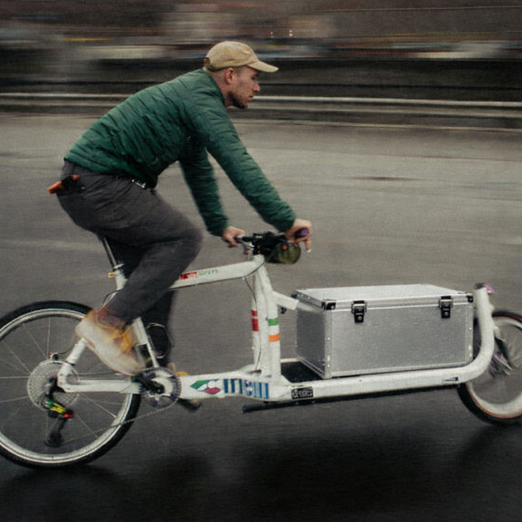 JausenKast'l Kurier auf dem Lastenrad